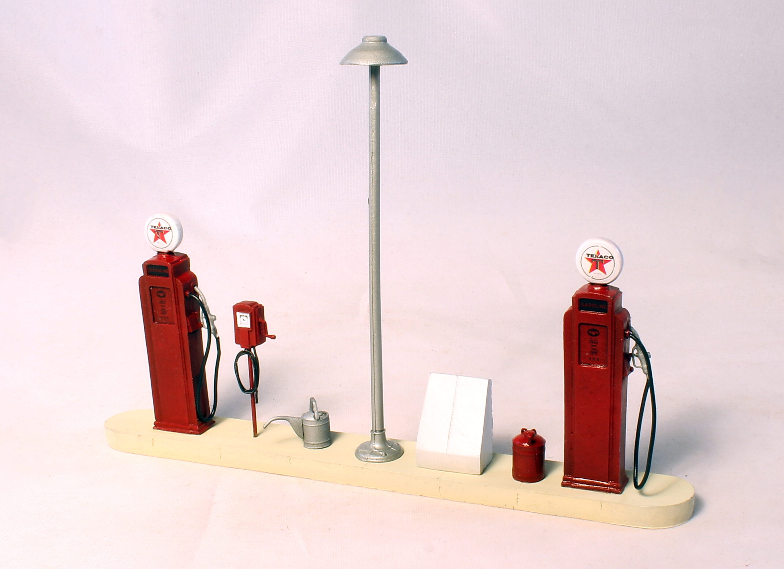 #457 - 1940s Gas Island - Tex/Phil, O Scale