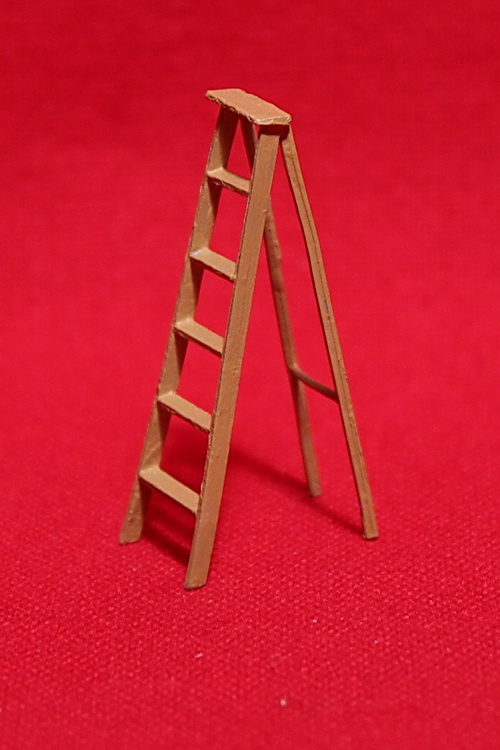 #529 - Step Ladder w/paint shelf - 1, O Scale